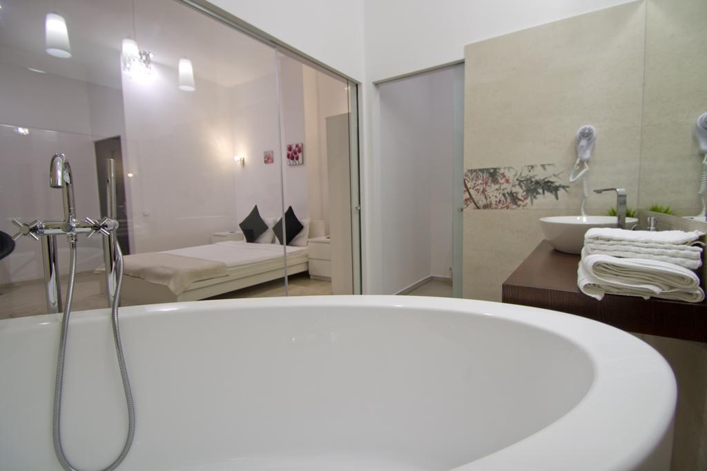 Deluxe Studio Bathtub,1178343388:JPEG